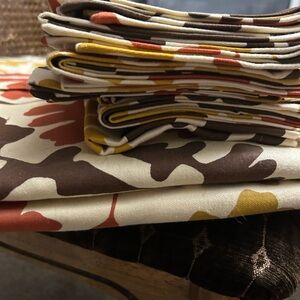 Crate&Barrel Table cloth and 8 large cloth napkins